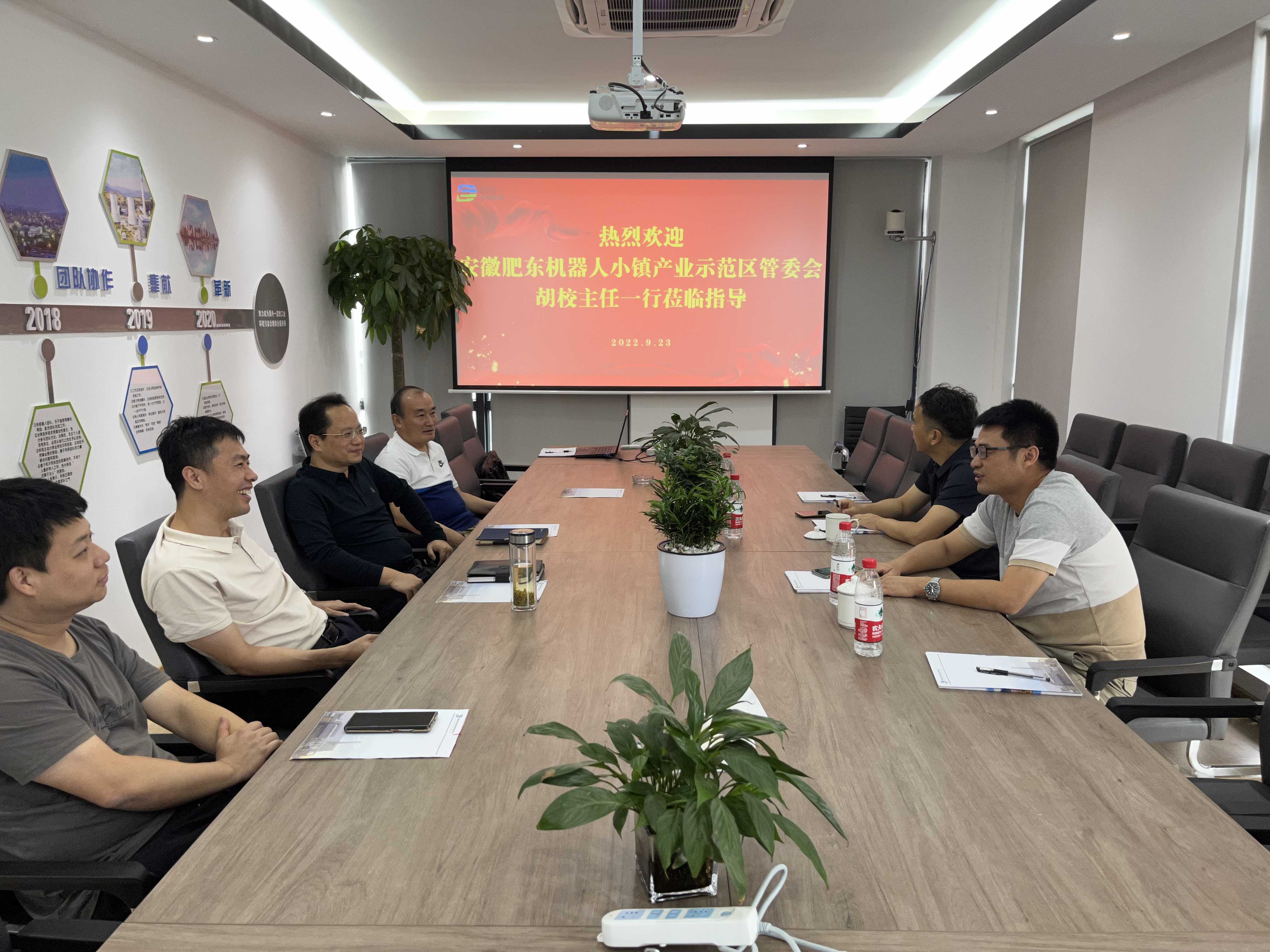 安徽肥東機器人小鎮(zhèn)產業(yè)示范區(qū)管委會主任胡校一行蒞臨我司參觀考...